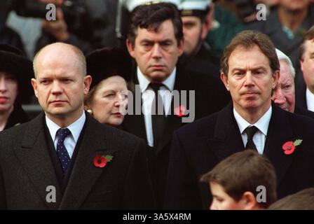 12. NOVEMBER 2000 - LONDON, GROSSBRITANNIEN - Â STEVE FINN ALPHA CN-M042515 12.11.2000.WILLIAM HAGUE, GORDON BROWN & TONY BLAIR (PREMIERMINISTER).-GEDENKSONNTAG. IM CENOTAPH, WHITEHALL, LONDON (Foto: © Globe Photos/ZUMAPRESS.com) Stockfoto