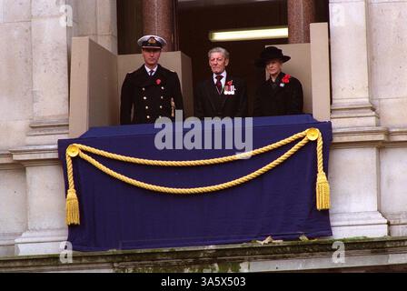 12. NOVEMBER 2000 - LONDON, GROSSBRITANNIEN - Â STEVE FINN ALPHA CN-M042515 12.11.2000.TIM LAURENCE MIT SIR ANGUS OGILVY & PRINZESSIN ALEXANDRA.-REMEMBLECE SUNDAY. IM CENOTAPH, WHITEHALL, LONDON (Foto: © Globe Photos/ZUMAPRESS.com) Stockfoto