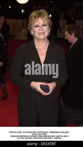 Februar 2001 - London, Großbritannien - Â STEVE FINN ALPHA/ DM043394 25.02.2001.JULIE WALTERS.-ORANGE BRITISH ACADEMY FILM AWARDS 2001 (BAFTA 2001).AT THE ODEON, LEICESTER SQUARE, LONDON(Credit Image: © Globe Photos/ZUMAPRESS.com) Stockfoto