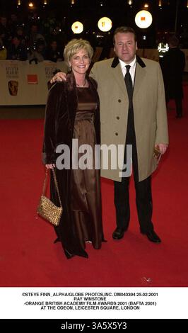 Februar 2001 - London, Großbritannien - Â STEVE FINN ALPHA/ DM043394 25.02.2001.RAY WINSTONE.-ORANGE BRITISH ACADEMY FILM AWARDS 2001 (BAFTA 2001).AT THE ODEON, LEICESTER SQUARE, LONDON(Credit Image: © Globe Photos/ZUMAPRESS.com) Stockfoto