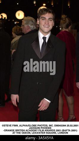 Februar 2001 - London, Großbritannien - Â STEVE FINN ALPHA/ DM043394 25.02.2001.JAOQUIN PHOENIX.-ORANGE BRITISH ACADEMY FILM AWARDS 2001 (BAFTA 2001).AT THE ODEON, LEICESTER SQUARE, LONDON(Credit Image: © Globe Photos/ZUMAPRESS.com) Stockfoto