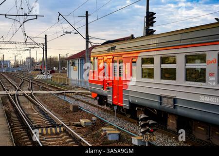 Der elektrische Zug folgt der Bahn Stockfoto