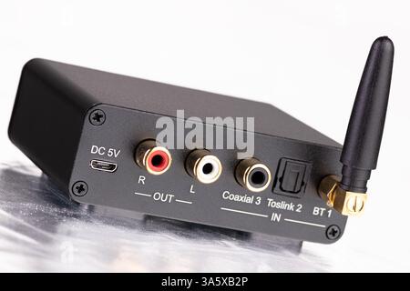Nahaufnahme eines digitalen Audioadapters mit Koaxial-, Toslink-Optik-, RCA-, USB-Stromversorgung und Bluetooth-Antenne. Stockfoto