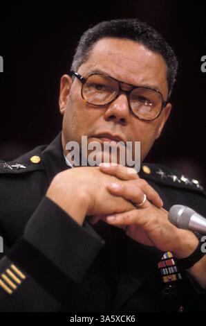 COLIN POWELL (* 5. April 1937 bis 18. Oktober 2021) war ein US-amerikanischer Politiker, Diplomat und vier-Sterne-General, der von 2001 bis 2005 als 65. US-Außenminister, von 1987 bis 1989 als 16. US-Sicherheitsberater und von 1989 bis 1993 als 12. Vorsitzender der Joint Chiefs of Staff fungierte. DATEIFOTO: Washington, District of Columbia, USA: General COLIN POWELL, ca. Ende der 1980er Jahre (Bild: © Chris Kleponis/ZUMAPRESS.com) Stockfoto