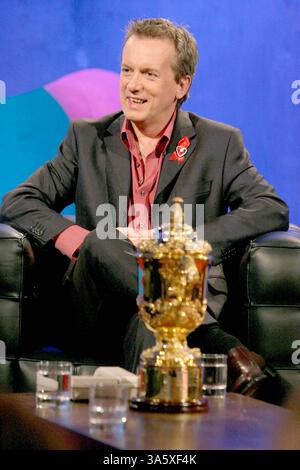 November 30, 2003 - London, Großbritannien - K34346.***EXKLUSIV***.SKINNER MIT DER RUGBY-WELTMEISTERSCHAFT. ''FRANK SKINNER SHOW'.-UK TV SHOW.©ELLIS O'BRIEN/linkUK/(Credit Image: © Globe Photos/ZUMAPRESS.com) Stockfoto