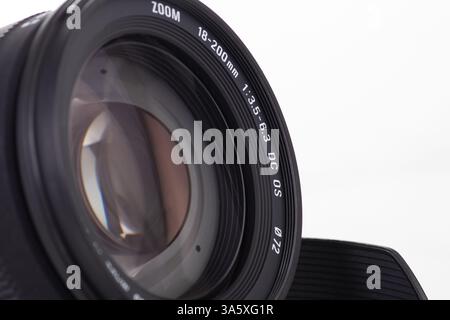 Nahaufnahme eines Objektivs, das die Komplexität eines Kameraobjektivs veranschaulicht und dessen Technik und hohe optische Qualität auf weißem Hintergrund veranschaulicht Stockfoto