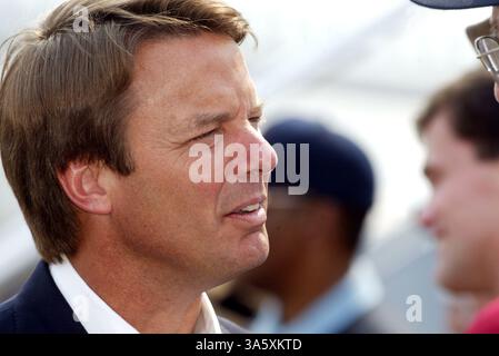 Juli 2004; Raleigh, NC, USA; JOHN EDWARDS, Senator aus North Carolina, der von John Kerry bei den bevorstehenden Präsidentschaftswahlen als Kandidat ausgewählt wurde, begrüßt seine Anhänger, als er am Samstag, den 10. Juli 2004 im Rahmen eines Wahlkampfs am Raleigh Durham Airport in Raleigh, N.C. ankommt. Stockfoto