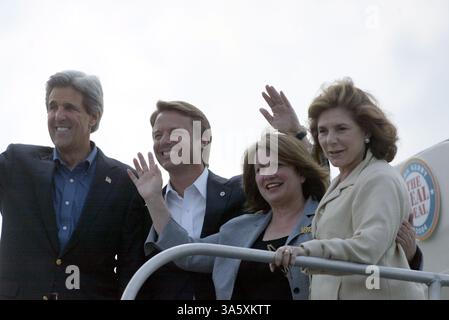 Juli 2004; Raleigh, NC, USA; (L-R) der demokratische Präsidentschaftskandidat und Senator JOHN KERRY aus Massachusetts, JOHN EDWARDS aus North Carolina, ELIZABETH EDWARDS und TERESA HEINZ KERRY winken ihren Anhängern zu, als sie am Samstag, den 10. Juli 2004 im Rahmen eines Wahlkampfs am Raleigh Durham Airport in Raleigh, N.C. ankommen. Stockfoto