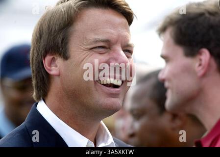 Juli 2004; Raleigh, NC, USA; JOHN EDWARDS, Senator aus North Carolina, der von John Kerry bei den bevorstehenden Präsidentschaftswahlen als Kandidat ausgewählt wurde, begrüßt seine Anhänger, als er am Samstag, den 10. Juli 2004 im Rahmen eines Wahlkampfs am Raleigh Durham Airport in Raleigh, N.C. ankommt. Stockfoto