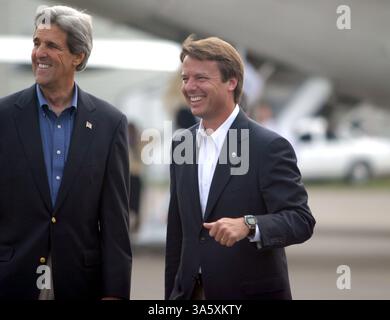 Juli 2004; Raleigh, NC, USA; SenatorsJOHN KERRY (L) und JOHN EDWARDS kommen am Samstag, den 10. Juli 2004, im Rahmen eines Wahlkampfs am Raleigh Durham Airport in Raleigh an. Kerry ernannte Edwards als seinen Vizepräsidenten in Kerrys Präsidentschaftskandidaten. Stockfoto