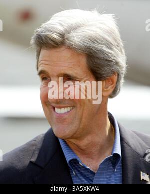 Juli 2004; Raleigh, NC, USA; Senator JOHN KERRY, demokratischer Präsidentschaftskandidat, begrüßt seine Anhänger, als er am Samstag, den 10. Juli 2004 im Rahmen eines Wahlkampfs am Raleigh Durham Airport in Raleigh, N.C. ankommt. Stockfoto