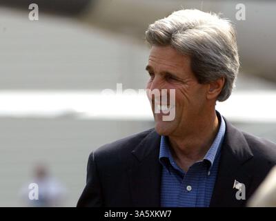 Juli 2004; Raleigh, NC, USA; Senator JOHN KERRY, demokratischer Präsidentschaftskandidat, begrüßt seine Anhänger, als er am Samstag, den 10. Juli 2004 im Rahmen eines Wahlkampfs am Raleigh Durham Airport in Raleigh, N.C. ankommt. Stockfoto