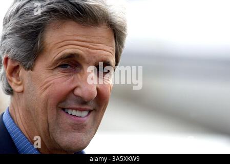 Juli 2004; Raleigh, NC, USA; Senator JOHN KERRY, demokratischer Präsidentschaftskandidat, begrüßt seine Anhänger, als er am Samstag, den 10. Juli 2004 im Rahmen eines Wahlkampfs am Raleigh Durham Airport in Raleigh, N.C. ankommt. Stockfoto