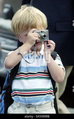 Juli 2004; Raleigh, NC, USA; JACK EDWARDS, 4, Sohn des demokratischen Senators von North Carolina und Vizepräsidentschaftskandidaten John Edwards, macht ein Foto, als John Edwards und Massachusetts Senator und demokratischer Präsidentschaftskandidat John Kerry am Samstag, den 10. Juli 2004, im Rahmen eines Wahlkampfs am Raleigh Durham Airport in Raleigh, N.C. eintreffen. Stockfoto