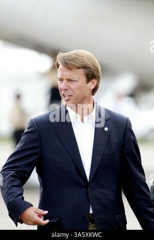Juli 2004; Raleigh, NC, USA; JOHN EDWARDS, Senator aus North Carolina, der von John Kerry bei den bevorstehenden Präsidentschaftswahlen als Kandidat ausgewählt wurde, begrüßt seine Anhänger, als er am Samstag, den 10. Juli 2004 im Rahmen eines Wahlkampfs am Raleigh Durham Airport in Raleigh, N.C. ankommt. Stockfoto