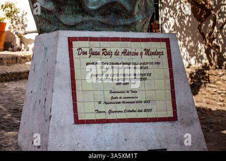 Taxco, Mexiko - 18. November 2024: Gedenktafel am Denkmal des Dichters und Dramatikers Juan Ruiz de Alarcon in der magischen Stadt Taxco. Stockfoto