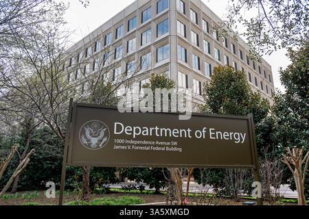 WASHINGTON DC – das James Forrestal Building, Hauptquartier des US-Energieministeriums, befindet sich im Südwesten von Washington DC. Das moderne Gebäude wurde 1969 von den Architekten Marcel Breuer und Herbert Beckhard entworfen und nach James Forrestal, dem ersten Verteidigungsminister der Vereinigten Staaten, benannt. Das massive Betongebäude erstreckt sich über zwei Häuserblocks entlang der Independence Avenue und beherbergt etwa 4.000 Mitarbeiter des Energieministeriums. Stockfoto