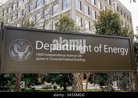 WASHINGTON DC – das James Forrestal Building, Hauptquartier des US-Energieministeriums, befindet sich im Südwesten von Washington DC. Das moderne Gebäude wurde 1969 von den Architekten Marcel Breuer und Herbert Beckhard entworfen und nach James Forrestal, dem ersten Verteidigungsminister der Vereinigten Staaten, benannt. Das massive Betongebäude erstreckt sich über zwei Häuserblocks entlang der Independence Avenue und beherbergt etwa 4.000 Mitarbeiter des Energieministeriums. Stockfoto