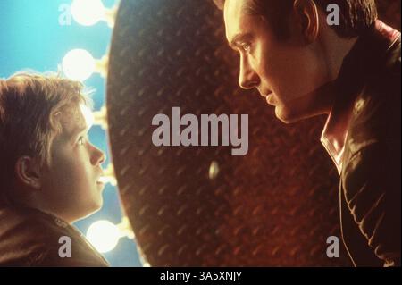 September 2004; Los Angeles, CA, USA; die Schauspieler HALEY JOEL OSMENT als David und JUDE LAW als Gigolo Joe in „Künstliche Intelligenz“. Regie führte Steven Spielberg. Veröffentlicht im Juni 2001. Stockfoto