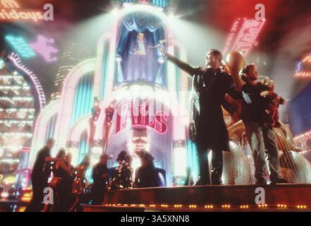 September 2004; Los Angeles, CA, USA; die Schauspieler HALEY JOEL OSMENT als David und JUDE LAW als Gigolo Joe in „Künstliche Intelligenz“. Regie führte Steven Spielberg. Veröffentlicht im Juni 2001. Stockfoto