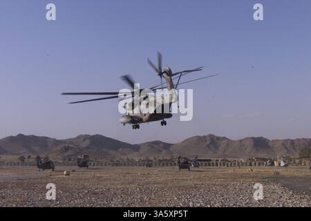 3. Oktober 2004; FOB Salerno, Afghanistan; Ein CH-53 Seehengst der Marine Heavy Helicopter Squadron 769 setzt Mitglieder der Marine Wing Support Squadron 473 auf die Operationsbasis Salerno ab. Stockfoto