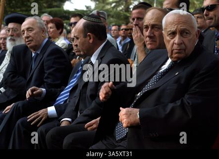 27. Oktober 2004; Jerusalem, ISRAEL; Premierminister Ariel Sharon sitzt mit Kabinettsministern zusammen, während sie an der Gedenkfeier zum neunten Jahrestag des ermordeten Premierministers Yitzhak Rabin in in Mt. Herzl Friedhof in Jerusalem am Mittwoch, 27. Oktober 2004. (L-R) Parteichef SHIMON PERES, Verteidigungsminister SHAUL MOFAZ, stellvertretender Premierminister EHUD OLMERT und ARIEL SHARON. Rabin wurde am 4. November 1995 von einem rechtsextremen Juden erschossen und getötet. Stockfoto