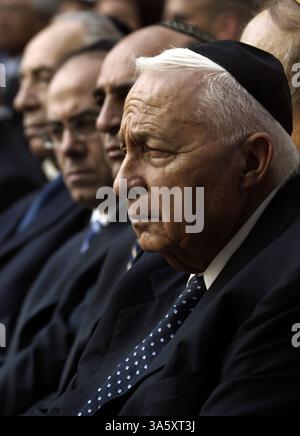 27. Oktober 2004; Jerusalem, ISRAEL; Premierminister Ariel Sharon sitzt mit Kabinettsministern zusammen, während sie an der Gedenkfeier zum neunten Jahrestag des ermordeten Premierministers Yitzhak Rabin in in Mt. Herzl Friedhof in Jerusalem am Mittwoch, 27. Oktober 2004. (L-R) Parteichef SHIMON PERES, Verteidigungsminister SHAUL MOFAZ, stellvertretender Premierminister EHUD OLMERT und ARIEL SHARON. Rabin wurde am 4. November 1995 von einem rechtsextremen Juden erschossen und getötet. Stockfoto
