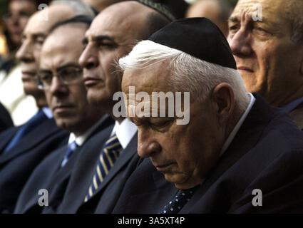 27. Oktober 2004; Jerusalem, ISRAEL; Premierminister Ariel Sharon sitzt mit Kabinettsministern zusammen, während sie an der Gedenkfeier zum neunten Jahrestag des ermordeten Premierministers Yitzhak Rabin in in Mt. Herzl Friedhof in Jerusalem am Mittwoch, 27. Oktober 2004. (L-R) Parteichef SHIMON PERES, Verteidigungsminister SHAUL MOFAZ, stellvertretender Premierminister EHUD OLMERT und ARIEL SHARON. Rabin wurde am 4. November 1995 von einem rechtsextremen Juden erschossen und getötet. Stockfoto