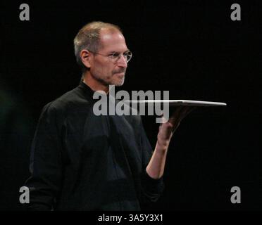 16. Januar 2006 – Apple CEO Steve Jobs gab am Dienstag, den 15. Januar 2008, auf der Macworld Conference and Expo in San Francisco, Kalifornien, das neue Macbook Air bekannt. Der Laptop, der als der flachste Computer der Welt gilt, verfügt über ein 13,3''-Breitbild, eine Tastatur mit Umgebungslichtsensor und ein Multi-Touch-Trackpad. (John Green/San Mateo County Times/MCT) (Kreditbild: © John Green/MCT/ZUMAPRESS.com) Stockfoto