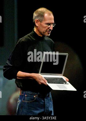 16. Januar 2006 – Apple CEO Steve Jobs gab am Dienstag, den 15. Januar 2008, auf der Macworld Conference and Expo in San Francisco, Kalifornien, das neue Macbook Air bekannt. Der Laptop, der als der flachste Computer der Welt gilt, verfügt über ein 13,3''-Breitbild, eine Tastatur mit Umgebungslichtsensor und ein Multi-Touch-Trackpad. (John Green/San Mateo County Times/MCT) (Kreditbild: © John Green/MCT/ZUMAPRESS.com) Stockfoto