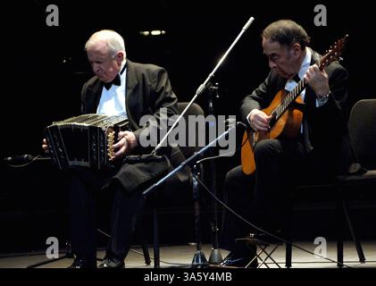 24. August 2006: Der Bandoneonspieler Osvaldo Montes und der Gitarrist Anibal Arias treten am 24. August 2006 im Teatro Colon in Buenos Aires auf. Die Tangolegenden waren Teil des Cafe de los Maestros, einer Gruppe von erfahrenen Musikern, die ihre beliebtesten Lieder wiederbeleben. Ein Dokumentarfilm über die Gruppe ist gerade in Argentinien erschienen. (Jack Chang/MCT) (Bild: © Jack Chang/MCT/ZUMAPRESS.com) Stockfoto