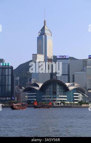 Blick von der Avenue of Stars in Richtung Hong Kong Convention and Exhibition Centre mit berühmten roten Segelbooten (Hong Kong) - 13. September 2024 Stockfoto