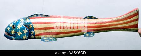 2. Januar 2008: Duluth's Dave Perkins, 73, schnitzt und malt Köder, darunter diesen Flaggenfischköder. (Derek Montgomery/Duluth News-Tribune/MCT) (Bild: © Derek Montgomery/MCT/ZUMAPRESS.com) Stockfoto