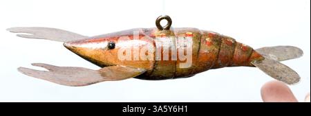 2. Januar 2008: Duluth's Dave Perkins, 73, schnitzt und malt Köder, einschließlich dieses Flusskrebses. (Derek Montgomery/Duluth News-Tribune/MCT) (Bild: © Derek Montgomery/MCT/ZUMAPRESS.com) Stockfoto