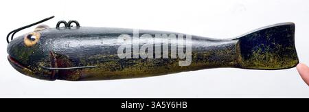 2. Januar 2008: Duluth's Dave Perkins, 73, schnitzt und malt Köder, darunter auch diesen Fischköder. (Derek Montgomery/Duluth News-Tribune/MCT) (Bild: © Derek Montgomery/MCT/ZUMAPRESS.com) Stockfoto