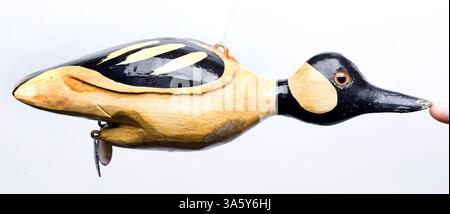 2. Januar 2008: Duluth's Dave Perkins, 73, schnitzt und malt Köder, einschließlich dieser Büffelkopf Köder. (Derek Montgomery/Duluth News-Tribune/MCT) (Bild: © Derek Montgomery/MCT/ZUMAPRESS.com) Stockfoto