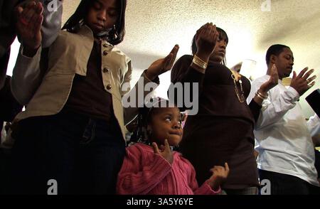5. Januar 2008 - in diesem Video still beten Rashelle Brown von links ihre Tochter Queen Brown (5 Jahre alt), Maria Matthews und Ahvinel Turman während der Schließung eines jüdischen Gottesdienstes in Kairo, Illinois. Eine Gruppe von etwa 50 Menschen aus der Stadt beendete ihre Konversion letzten Monat mit einer Mikwe oder einem rituellen Bad in einer Synagoge in Memphis, Tennessee. (Robert Cohen/St. Louis Post-Dispatch/MCT) (Kreditbild: © Robert Cohen/MCT/ZUMAPRESS.com) Stockfoto
