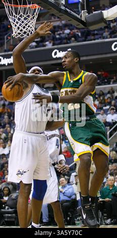 6. Januar 2008 - Seattle SuperSonics Jeff Green (22) spielt den Ball um Washington Wizards Brendan Haywood (33) während ihres Spiels im Verizon Center in Washington, D.C. am Sonntag, 6. Januar, 2008. (Harry E. Walker/MCT) (Bild: © Harry E. Walker/MCT/ZUMAPRESS.com) Stockfoto