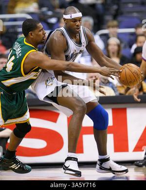6. Januar 2008: Seattle SuperSonics Kurt Thomas (44) wirft den Ball von Washington Wizards Brendan Haywood (33) während ihres Spiels im Verizon Center in Washington, D.C. am Sonntag, 6. Januar, ab. 2008. (Harry E. Walker/MCT) (Bild: © Harry E. Walker/MCT/ZUMAPRESS.com) Stockfoto