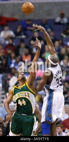 6. Januar 2008 - Washington Wizards Brendan Haywood (33) schießt über Seattle SuperSonics Kurt Thomas (44) während ihres Spiels im Verizon Center in Washington, D.C. am Sonntag, 6. Januar, 2008. (Harry E. Walker/MCT) (Bild: © Harry E. Walker/MCT/ZUMAPRESS.com) Stockfoto