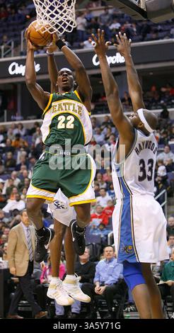 6. Januar 2008 - Seattle SuperSonics Jeff Green (22) trifft während ihres Spiels im Verizon Center in Washington, D.C. am Sonntag, 6. Januar, gegen die Washington Wizards Brendan Haywood (33). 2008. (Harry E. Walker/MCT) (Bild: © Harry E. Walker/MCT/ZUMAPRESS.com) Stockfoto