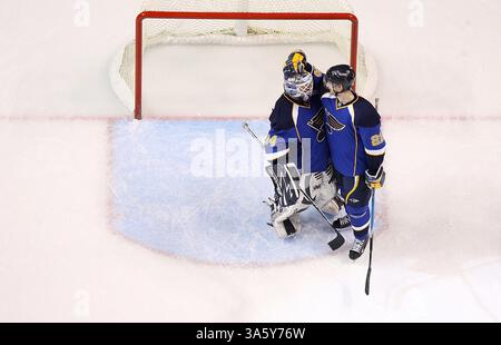 8. Januar 2008: Manny Legace, Torhüter der St. Louis Blues, wird am Ende eines Spiels, in dem er einen Blues-Rekord für gepunktete Minuten aufstellte, von seinem Teamkollegen Brad Boyes (rechts) gratuliert. Die St. Louis Blues nahmen am 8. Januar 2008 die Columbus Blue Jackets im Scottrade Center in St. Louis an. (Chris Lee/St. Louis Post-Dispatch/MCT) (Kreditbild: © Chris Lee/MCT/ZUMAPRESS.com) Stockfoto