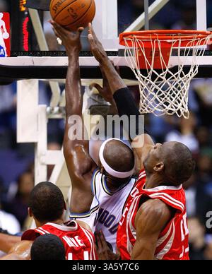 8. Januar 2008: Washington Wizards Brendan Haywood (33), Heck, wird von Houston Rockets Dikembe Mutombo (55) während ihres Spiels im Verizon Center in Washington, D.C. blockiert. 2008. (Harry E. Walker/MCT) (Bild: © Harry E. Walker/MCT/ZUMAPRESS.com) Stockfoto