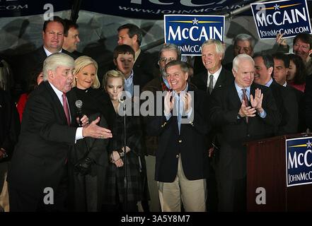 17. Januar 2008: Jack Kemp, ehemaliger Kongressabgeordneter und Quarterback von Buffalo Bills, nimmt am Donnerstag, den 17. Januar 2008, mit dem republikanischen Präsidentschaftskandidaten Senator John McCain die Bühne auf. (Tim Dominick/The State/MCT) (Kreditbild: © Tim Dominick/MCT/ZUMAPRESS.com) Stockfoto
