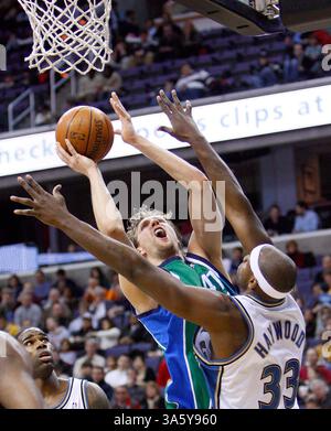 21. Januar 2008 - Dallas Mavericks Dirk Nowitzki (41) schießt über Washington Wizards Brendan Haywood (33) während ihres Spiels im Verizon Center in Washington, D.C. am Montag, 21. Januar, 2008. (Harry E. Walker/MCT) (Bild: © Harry E. Walker/MCT/ZUMAPRESS.com) Stockfoto