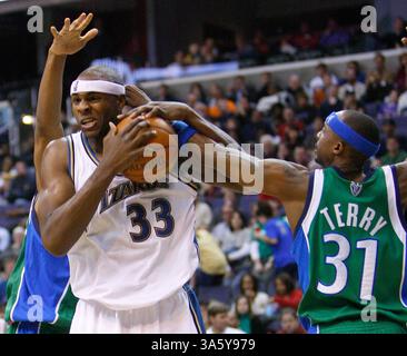 21. Januar 2008: Washington Wizards Brendan Haywood (33) wird von Dallas Mavericks Jason Terry (31) während der zweiten Spielhälfte im Verizon Center in Washington, D.C. am Montag, 21. Januar, gespielt. 2008 besiegte Washington Dallas mit 102:84. (Harry E. Walker/MCT) (Foto: © Harry E. Walker/MCT/ZUMAPRESS.com) Stockfoto