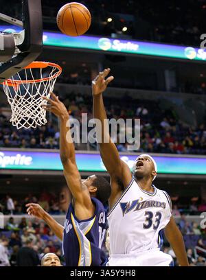 25. Januar 2008 - Memphis Grizzlies Mike Conley (11) schießt über Washington Wizards Brendan Haywood (33) während ihres Spiels im Verizon Center in Washington, D.C. am Freitag, 25. Januar, 2008. (Harry E. Walker/MCT) (Bild: © Harry E. Walker/MCT/ZUMAPRESS.com) Stockfoto