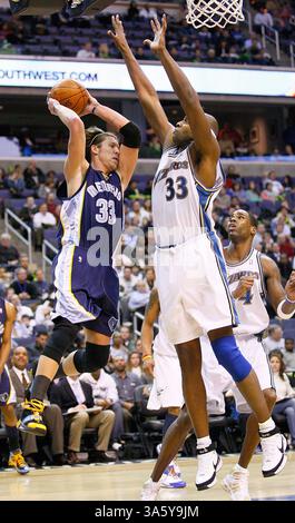 25. Januar 2008 - Memphis Grizzlies Mike Miller (33) sieht sich die Washington Wizards Brendan Haywood (33) während ihres Spiels im Verizon Center in Washington, D.C. am Freitag, 25. Januar, an einem Tag, an dem der Film im Verizon Center in Washington, D.C. gespielt wird, an einem Tag in Washington, D.C. 2008. (Harry E. Walker/MCT) (Bild: © Harry E. Walker/MCT/ZUMAPRESS.com) Stockfoto