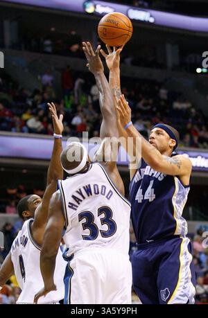 25. Januar 2008 - Memphis Grizzlies Andre Brown (44) dreht über Washington Wizards Brendan Haywood (33) während ihres Spiels im Verizon Center in Washington, D.C. am Freitag, 25. Januar, 2008. (Harry E. Walker/MCT) (Bild: © Harry E. Walker/MCT/ZUMAPRESS.com) Stockfoto