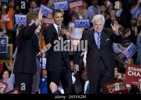 28. Januar 2008 - demokratischer Präsident hoffnungsvoll, Senator Barack Obama, D-Ill., steht bei Senator Ted Kennedy, D-Mass., rechts, Rep. Patrick Kennedy, D-R.I. Linke und Caroline Kennedy, Tochter des verstorbenen Präsidenten John F. Kennedy, Zweiter von links, während einer Kundgebung für Obama an der American University am Montag, den 28. Januar 2008 in Washington. Die prominente politische Familie der Demokratischen Partei unterstützte Obama am Montag als Präsident, und Senator Edward Kennedy nannte ihn einen "Mann mit außergewöhnlichen Geschenken an Führung und Charakter", einen würdigen Erben seines ermordeten Bruders. (Chuck Kennedy/MCT) (Credit im Stockfoto